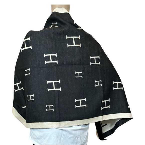 Source Unknown H Horse Poncho Scarf  Black & Cream One Size - Picture 12 of 15